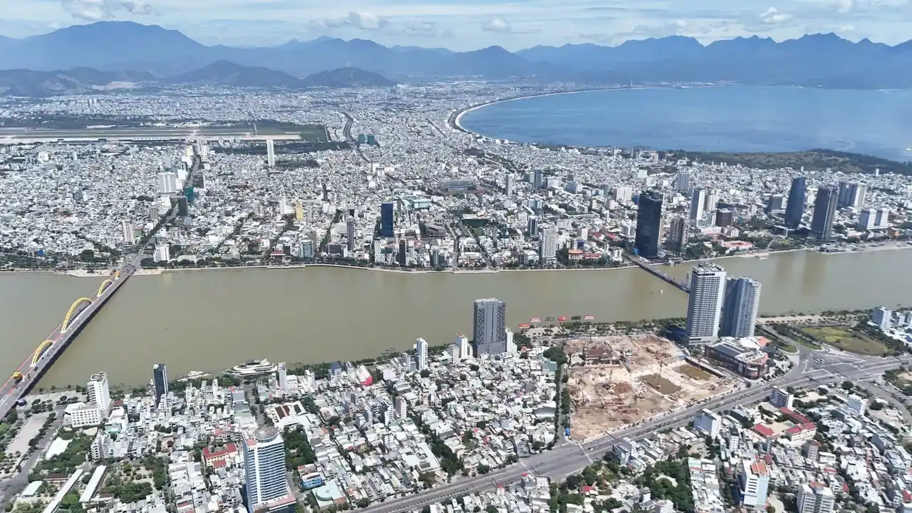 Capital Square Đà Nẵng | Bảng Giá Gốc & CK 15% (Đợt 1) 22 Toàn cảnh trung tâm thành phố Đà Nẵng nhìn từ trên cao với sông Hàn, cầu Rồng và khu vực dự án Capital Square